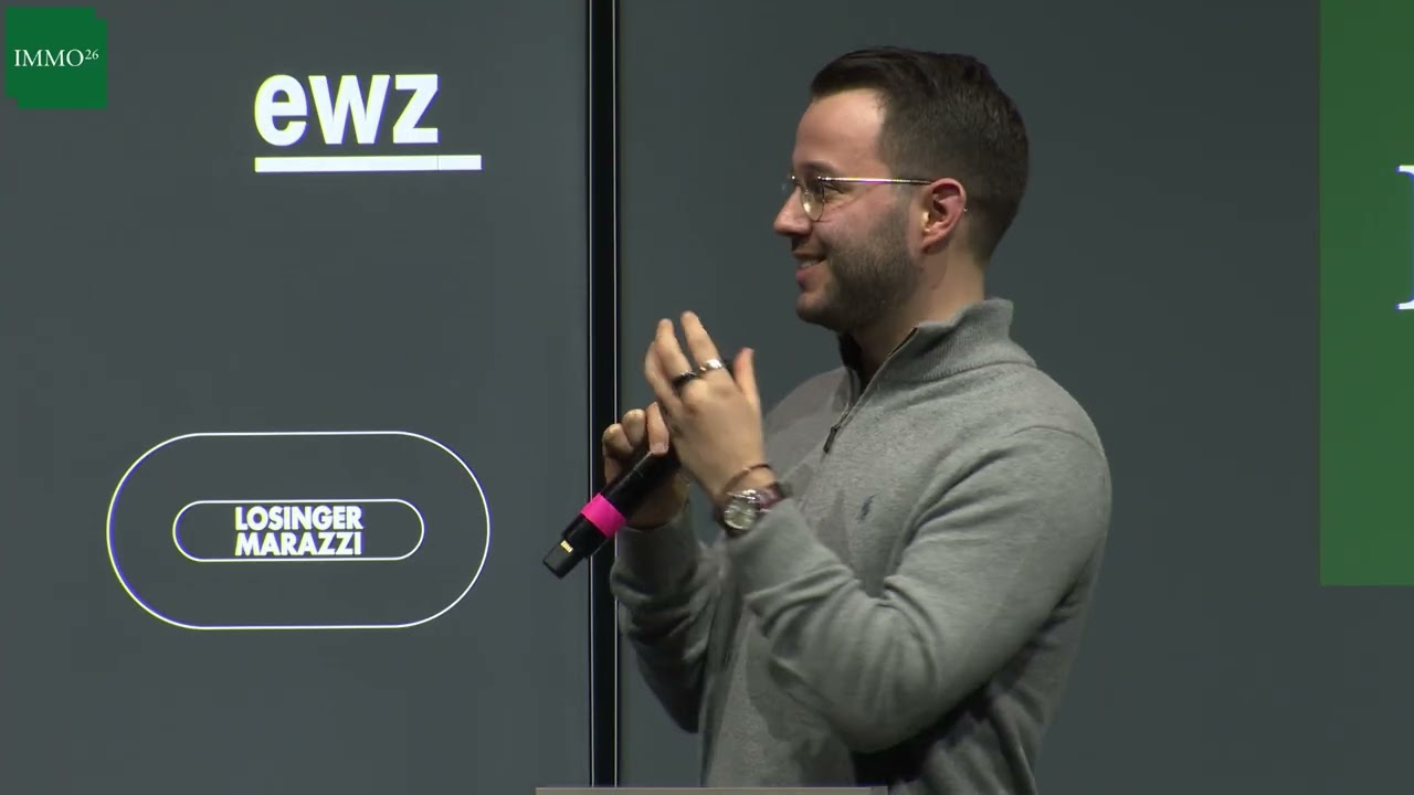 Marius mit Mikrofon beim IMMO-Panel